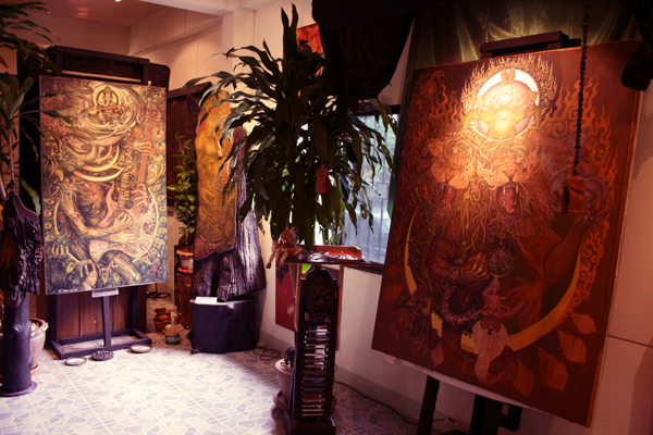 Fantasy Painting Artist Veerachan Usahanun Studio inside8