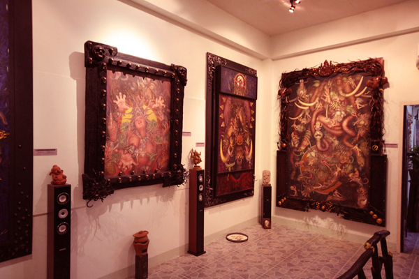 Fantasy Painting Artist Veerachan Usahanun Studio inside10