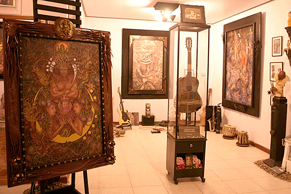 Fantasy Painting Artist Veerachan Usahanun Studio inside13