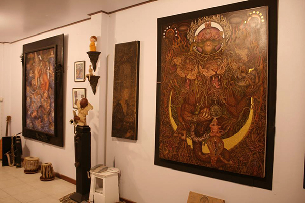 Fantasy Painting Artist Veerachan Usahanun Studio inside14