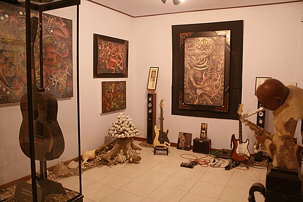 Fantasy Painting Artist Veerachan Usahanun Studio inside16