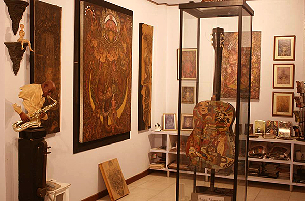 Fantasy Painting Artist Veerachan Usahanun Studio inside18